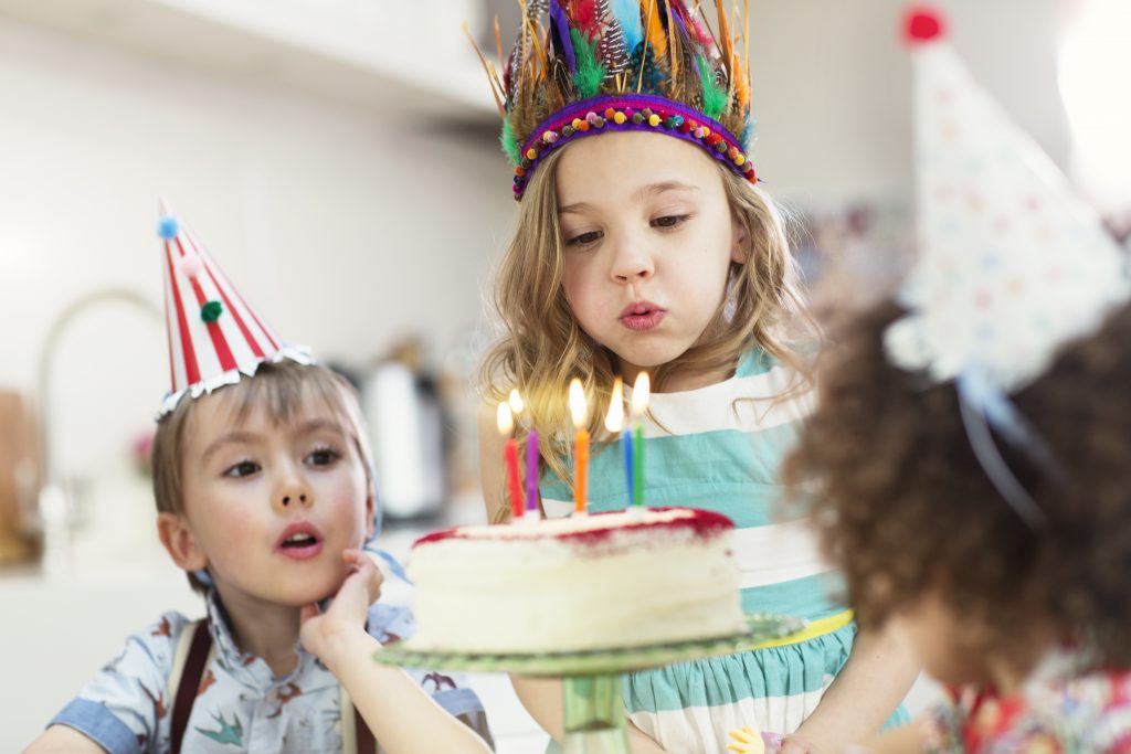 Organisation d anniversaire d enfants qui soufflent leurs bougies à Paris