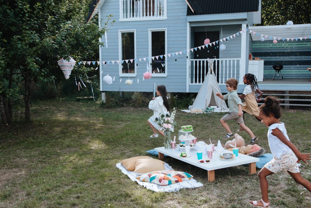 Organisation d anniversaires d enfants qui s amusent en extérieur dans un jardin à Paris