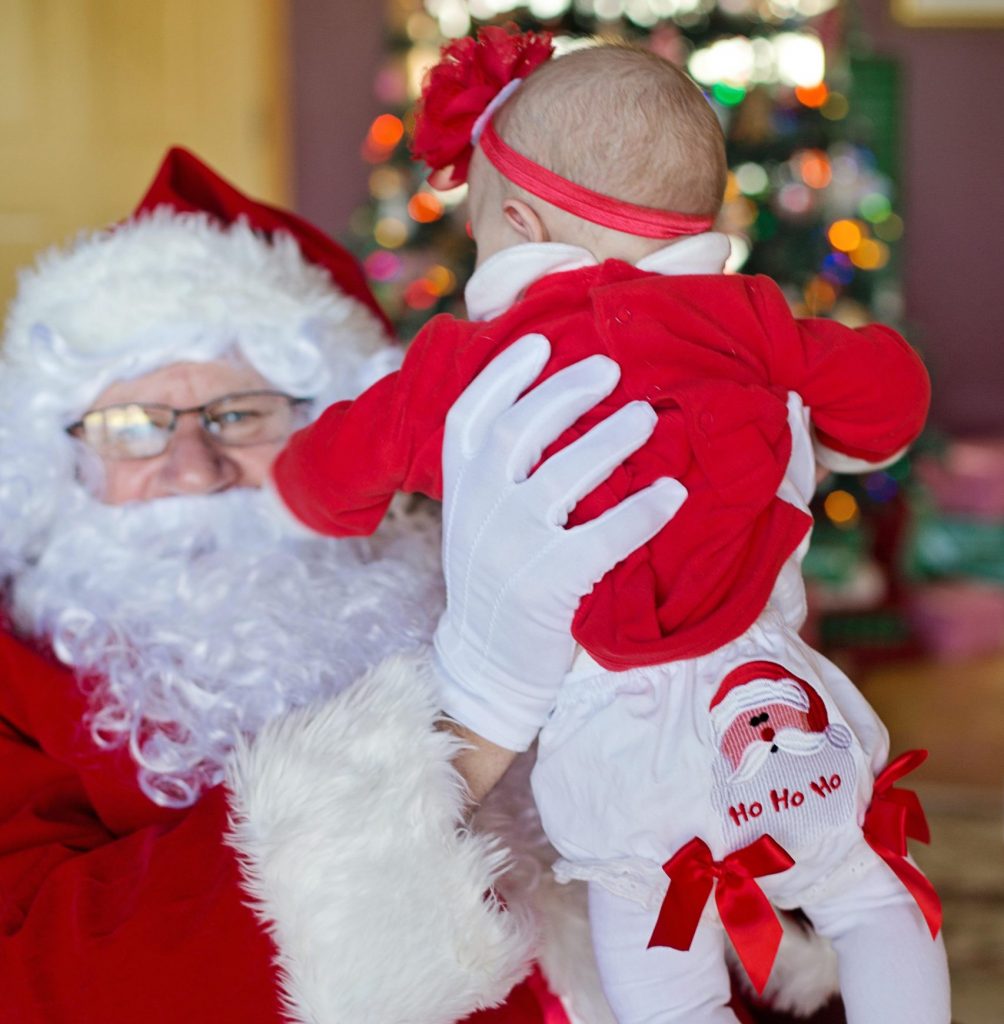 Organisation de la distribution de cadeaux de Noel par le Père Noel à Paris